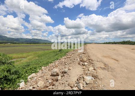 Tiaong, Philippinen. 19. Juli 2023: Laufende Arbeiten an einem der größten philippinischen Projekte. Brücken und Straßen durchqueren Reisfelder und Wälder. Die South Luzon Expressway toll Road 4 (SLEX TR4) ist Teil des längsten Autobahnprojekts des Landes, das Manila zunächst mit Lucena und dann mit dem 2022 unterzeichneten Projekt SLEX TR5 nach Matnog verbinden wird. Die die Provinzen Quezon und Bicol über eine 420 km lange Mautstraße miteinander verbinden. Am Dienstag unterzeichnete Pres. Marcos ein Gesetz über Staatsfonds im Wert von $9 Milliarden US-Dollar, mit dem Wirtschaftswachstum, Straßen und Infrastruktur gefördert werden sollen. Kredit: Kevin Izorce/Alamy Live News Stockfoto