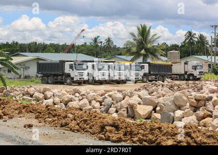 Tiaong, Philippinen. 19. Juli 2023: Laufende Arbeiten an einem der größten philippinischen Projekte. LKWs, die die Silos vom Steinbruch in den Bergen versorgen. Die South Luzon Expressway toll Road 4 (SLEX TR4) ist Teil des längsten Autobahnprojekts des Landes, das Manila zunächst mit Lucena und dann mit dem 2022 unterzeichneten Projekt SLEX TR5 nach Matnog verbinden wird. Die die Provinzen Quezon und Bicol über eine 420 km lange Straße miteinander verbinden. Am Dienstag unterzeichnete Pres. Marcos ein Gesetz über Staatsfonds im Wert von $9 Milliarden US-Dollar, mit dem Wirtschaftswachstum, Straßen und Infrastruktur gefördert werden sollen. Kredit: Kevin Izorce/Alamy Live News Stockfoto