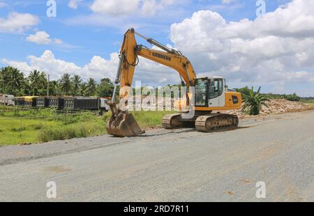 Tiaong, Philippinen. 19. Juli 2023: Laufende Arbeiten an einem der größten philippinischen Projekte. Brücken und Straßen durchqueren Reisfelder und Wälder. Die South Luzon Expressway toll Road 4 (SLEX TR4) ist Teil des längsten Autobahnprojekts des Landes, das Manila zunächst mit Lucena und dann mit dem 2022 unterzeichneten Projekt SLEX TR5 nach Matnog verbinden wird. Die die Provinzen Quezon und Bicol über eine 420 km lange Mautstraße miteinander verbinden. Am Dienstag unterzeichnete Pres. Marcos ein Gesetz über Staatsfonds im Wert von $9 Milliarden US-Dollar, mit dem Wirtschaftswachstum, Straßen und Infrastruktur gefördert werden sollen. Kredit: Kevin Izorce/Alamy Live News Stockfoto