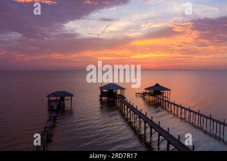 Drohnenfotografie von mcmillian Bluff und Mobile Bay bei Sonnenuntergang in daphne, alabama Stockfoto