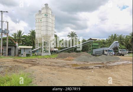 Tiaong, Philippinen. 19. Juli 2023: Laufende Arbeiten an einem der größten philippinischen Projekte. LKWs, die die Silos vom Steinbruch in den Bergen versorgen. Die South Luzon Expressway toll Road 4 (SLEX TR4) ist Teil des längsten Autobahnprojekts des Landes, das Manila zunächst mit Lucena und dann mit dem 2022 unterzeichneten Projekt SLEX TR5 nach Matnog verbinden wird. Die die Provinzen Quezon und Bicol über eine 420 km lange Straße miteinander verbinden. Am Dienstag unterzeichnete Pres. Marcos ein Gesetz über Staatsfonds im Wert von $9 Milliarden US-Dollar, mit dem Wirtschaftswachstum, Straßen und Infrastruktur gefördert werden sollen. Kredit: Kevin Izorce/Alamy Live News Stockfoto