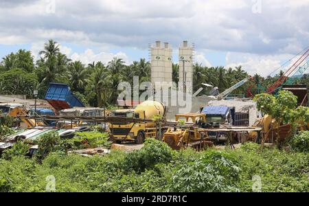 Tiaong, Philippinen. 19. Juli 2023: Laufende Arbeiten an einem der größten philippinischen Projekte. LKWs, die die Silos vom Steinbruch in den Bergen versorgen. Die South Luzon Expressway toll Road 4 (SLEX TR4) ist Teil des längsten Autobahnprojekts des Landes, das Manila zunächst mit Lucena und dann mit dem 2022 unterzeichneten Projekt SLEX TR5 nach Matnog verbinden wird. Die die Provinzen Quezon und Bicol über eine 420 km lange Straße miteinander verbinden. Am Dienstag unterzeichnete Pres. Marcos ein Gesetz über Staatsfonds im Wert von $9 Milliarden US-Dollar, mit dem Wirtschaftswachstum, Straßen und Infrastruktur gefördert werden sollen. Kredit: Kevin Izorce/Alamy Live News Stockfoto