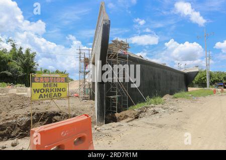 Tiaong, Philippinen. 19. Juli 2023: Laufende Arbeiten an einem der größten philippinischen Projekte. Brücken und Straßen durchqueren Reisfelder und Wälder. Die South Luzon Expressway toll Road 4 (SLEX TR4) ist Teil des längsten Autobahnprojekts des Landes, das Manila zunächst mit Lucena und dann mit dem 2022 unterzeichneten Projekt SLEX TR5 nach Matnog verbinden wird. Die die Provinzen Quezon und Bicol über eine 420 km lange Mautstraße miteinander verbinden. Am Dienstag unterzeichnete Pres. Marcos ein Gesetz über Staatsfonds im Wert von $9 Milliarden US-Dollar, mit dem Wirtschaftswachstum, Straßen und Infrastruktur gefördert werden sollen. Kredit: Kevin Izorce/Alamy Live News Stockfoto