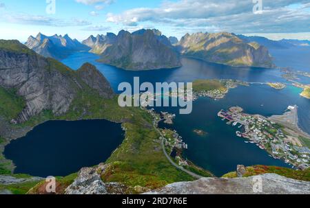 Reine vom Reinebringen, Blick auf die atemberaubenden Berge der Lofoten Inseln, Norwegen Stockfoto