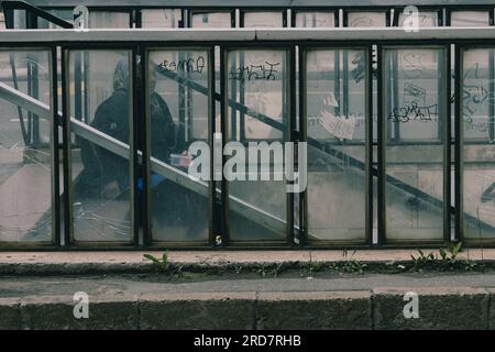 Eine obdachlose Frau, die auf der Treppe sitzt und um Geld bittet. In Ungarn, insbesondere in Budapest, herrscht anhaltende Besorgnis über Obdachlosigkeit. Aufgrund der hohen Inflation ist die Zahl der Menschen, die auf den Straßen leben, in der Stadt gestiegen. Faktoren wie Armut, Arbeitslosigkeit, psychische Gesundheit und Mangel an bezahlbarem Wohnraum tragen zu dem Problem bei. Die ungarische Regierung und die lokalen Behörden haben verschiedene Maßnahmen zur Bekämpfung der Obdachlosigkeit ergriffen. Dazu gehören die Bereitstellung von Notunterkünften, soziale Dienste und Programme zur Wiedereingliederung in die Gesellschaft Stockfoto