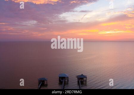 Drohnenfotografie von mcmillian Bluff und Mobile Bay bei Sonnenuntergang in daphne, alabama Stockfoto