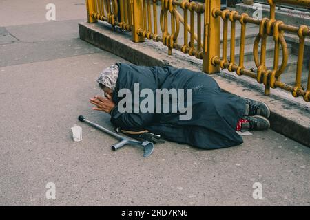 Eine Frau, die auf dem Boden lag und um Geld bettelte. In Ungarn, insbesondere in Budapest, herrscht anhaltende Besorgnis über Obdachlosigkeit. Aufgrund der hohen Inflation ist die Zahl der Menschen, die auf den Straßen leben, in der Stadt gestiegen. Faktoren wie Armut, Arbeitslosigkeit, psychische Gesundheit und Mangel an bezahlbarem Wohnraum tragen zu dem Problem bei. Die ungarische Regierung und die lokalen Behörden haben verschiedene Maßnahmen zur Bekämpfung der Obdachlosigkeit ergriffen. Dazu gehören die Bereitstellung von Notunterkünften, soziale Dienste und Programme zur Wiedereingliederung in die Gesellschaft. Nicht-gover Stockfoto