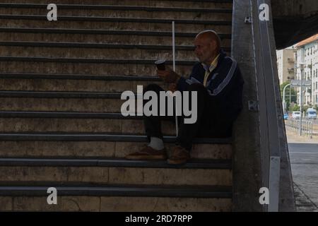 Ein Blinder, der auf der Treppe sitzt und die Leute um Geld bettelt. In Ungarn, insbesondere in Budapest, herrscht anhaltende Besorgnis über Obdachlosigkeit. Aufgrund der hohen Inflation ist die Zahl der Menschen, die auf den Straßen leben, in der Stadt gestiegen. Faktoren wie Armut, Arbeitslosigkeit, psychische Gesundheit und Mangel an bezahlbarem Wohnraum tragen zu dem Problem bei. Die ungarische Regierung und die lokalen Behörden haben verschiedene Maßnahmen zur Bekämpfung der Obdachlosigkeit ergriffen. Dazu gehören die Bereitstellung von Notunterkünften, Sozialdiensten und Programmen zur Wiedereingliederung in Stockfoto