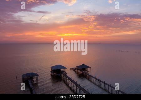 Drohnenfotografie von mcmillian Bluff und Mobile Bay bei Sonnenuntergang in daphne, alabama Stockfoto