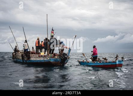 (230719) -- NAIROBI, 19. Juli 2023 (Xinhua) -- Fischer fangen Fische im Osten Kenias, 22. Juni 2023. (Xinhua/Wang Guansen) Stockfoto