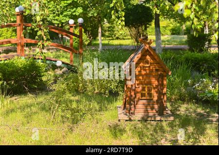 Ein kleines Kinderhölzerhaus auf der Straße Stockfoto