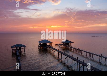 Drohnenfotografie von mcmillian Bluff und Mobile Bay bei Sonnenuntergang in daphne, alabama Stockfoto