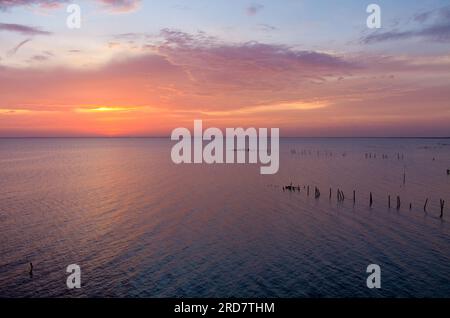 Drohnenfotografie von mcmillian Bluff und Mobile Bay bei Sonnenuntergang in daphne, alabama Stockfoto