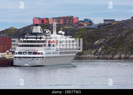 Das Kreuzfahrtschiff Silversea Silver Cloud lag im Juli in Nuuk, Grönland Stockfoto