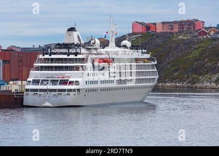 Das Kreuzfahrtschiff Silversea Silver Cloud lag im Juli in Nuuk, Grönland Stockfoto