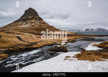 Der mächtige Kirkjufell-Berg („Kirchberg“, 463 m) im Spätwinter, in der Nähe von Grundarfjörður, Halbinsel Snæfellsnes, Island Stockfoto