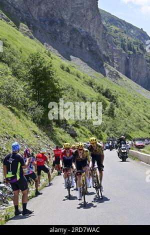 Courchevel, Frankreich. 19. Juli 2023. Niederländischer Dylan Van Baarle von Jumbo-Visma, belgischer Nathan Van Hooydonck von Jumbo-Visma und französischer Christophe Laporte von Jumbo-Visma, dargestellt in Aktion während der Stufe 17 des Radrennen Tour de France von Saint-Gervais Mont Blanc nach Courchevel (165, 7 km), Frankreich, Mittwoch, 19. Juli 2023. Die diesjährige Tour de France findet vom 01. Bis 23. Juli 2023 statt. BELGA FOTO PETE GODING Kredit: Belga News Agency/Alamy Live News Stockfoto