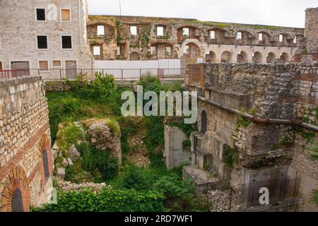 Die Überreste des Triclinium, ein achteckiger Speisesaal, im Diokletianpalast in Split, Kroatien. Dies zeigt die ausgegrabenen unteren Teile Stockfoto