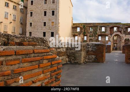 Die Überreste des Triclinium, ein achteckiger Speisesaal, im Diokletianpalast in Split, Kroatien. Umgeben von Wohngebäuden Stockfoto