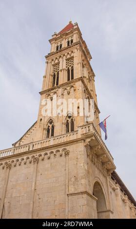 Der Glockenturm der Kathedrale von St. Lawrence aus dem 13. Jahrhundert in Trogir in Kroatien. Crkva Sv Lovre auf Kroatisch Stockfoto