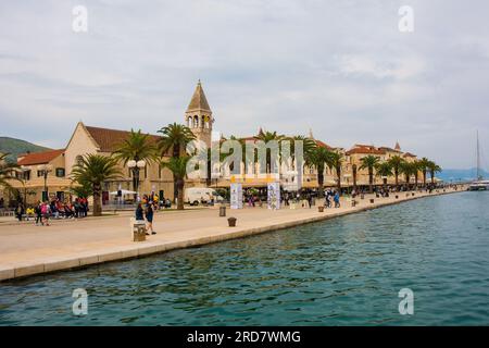 Trogir, Kroatien - 20. Mai 2023. Die Trogir Promenade oder Trogirska Riva am Ufer von Trogir. Zentrum - Kirche und Kloster St. Dominic Stockfoto