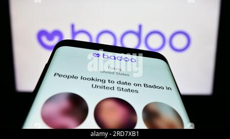 Mobiltelefon mit Webseite der Dating-Plattform Badoo (Bumble Inc.) auf dem Bildschirm vor dem Unternehmenslogo. Fokus auf oberer linker Seite des Telefondisplays. Stockfoto