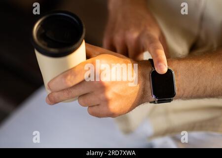 Nahaufnahme eines Geschäftsmanns Hand verwendet Smartwatch Stockfoto