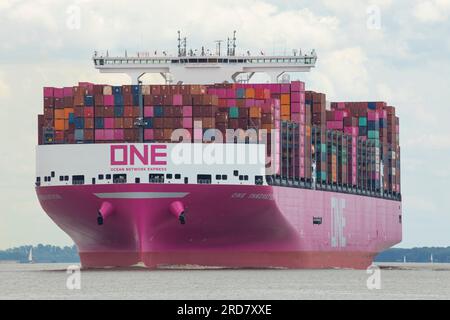 Stade, Deutschland – 18. Juli 2023: ONE Innovation, der neueste und größte Zuwachs der Containerschiffflotte von Ocean Network Express Pte. Ltd Stockfoto