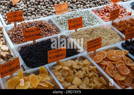 Verschiedene getrocknete Nüsse und Früchte, die auf einem lokalen Markt in Sizilien, Italien, verkauft werden Stockfoto