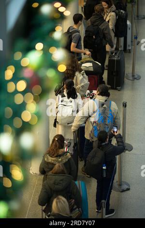 Die Passagiere stehen an der St. Pancras Station in London in der Schlange. Stockfoto