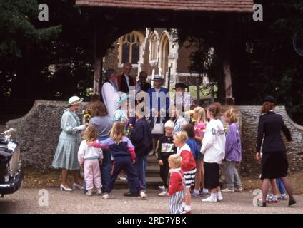 Die Königin und die Königinmutter begrüßen die Kinder in der Sandringham Church am 22. Juni 1990 Foto vom Henshaw Archive Stockfoto