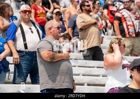 Loudon, NH, USA. 17. Juli 2023. Fans beobachten, wie die Fahrer auf dem New Hampshire Motor Speedway in Loudon NH um die Position des Crayon 301 Rennen. (Kreditbild: © Walter G. Arce Sr./ZUMA Press Wire) NUR REDAKTIONELLE VERWENDUNG! Nicht für den kommerziellen GEBRAUCH! Stockfoto