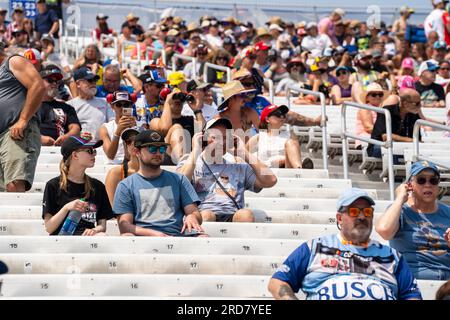 Loudon, NH, USA. 17. Juli 2023. Fans beobachten, wie die Fahrer auf dem New Hampshire Motor Speedway in Loudon NH um die Position des Crayon 301 Rennen. (Kreditbild: © Walter G. Arce Sr./ZUMA Press Wire) NUR REDAKTIONELLE VERWENDUNG! Nicht für den kommerziellen GEBRAUCH! Stockfoto