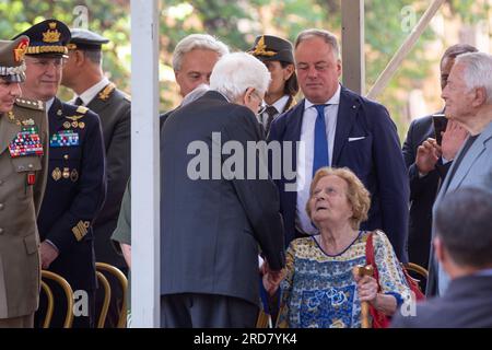 Rom, Italien. 19. Juli 2023. Der Präsident der Republik Sergio Mattarella begrüßt eine Dame, die den Luftangriff auf Rom im Stadtteil San Lorenzo überlebt hat (Kreditbild: © Matteo Nardone/Pacific Press via ZUMA Press Wire), NUR REDAKTIONELLE VERWENDUNG! Nicht für den kommerziellen GEBRAUCH! Stockfoto