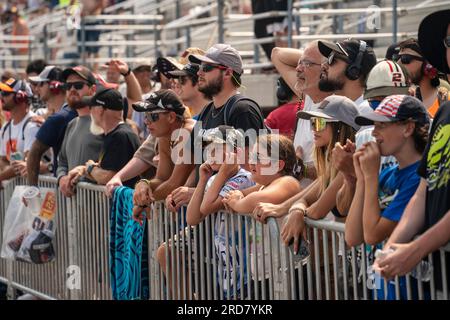 Loudon, NH, USA. 17. Juli 2023. Fans beobachten, wie die Fahrer auf dem New Hampshire Motor Speedway in Loudon NH um die Position des Crayon 301 Rennen. (Kreditbild: © Walter G. Arce Sr./ZUMA Press Wire) NUR REDAKTIONELLE VERWENDUNG! Nicht für den kommerziellen GEBRAUCH! Stockfoto