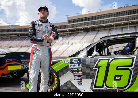 Hampton, GA, USA. 8. Juli 2023. Chandler Smith (16), NASCAR Xfinty Driver, geht auf die Rennstrecke, um sich für die Alsco Uniformen 250 auf dem Atlanta Motor Speedway in Hampton GA zu qualifizieren. (Kreditbild: © Walter G. Arce Sr./ZUMA Press Wire) NUR REDAKTIONELLE VERWENDUNG! Nicht für den kommerziellen GEBRAUCH! Stockfoto