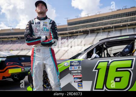 Hampton, GA, USA. 8. Juli 2023. Chandler Smith (16), NASCAR Xfinty Driver, geht auf die Rennstrecke, um sich für die Alsco Uniformen 250 auf dem Atlanta Motor Speedway in Hampton GA zu qualifizieren. (Kreditbild: © Walter G. Arce Sr./ZUMA Press Wire) NUR REDAKTIONELLE VERWENDUNG! Nicht für den kommerziellen GEBRAUCH! Stockfoto