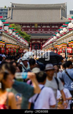 TOKIO, JAPAN - JULI 18 2023: Touristenmassen und Einheimische packen die Nakamise Dori Street in Richtung des Senso-ji Tempels in Asakusa, Tokio Stockfoto