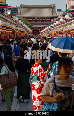 TOKIO, JAPAN - JULI 18 2023: Touristenmassen und Einheimische packen die Nakamise Dori Street in Richtung des Senso-ji Tempels in Asakusa, Tokio Stockfoto