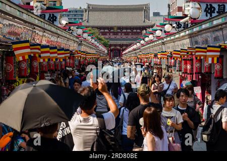 TOKIO, JAPAN - JULI 18 2023: Große Menschenmassen rund um die Nakamise-dori-Straße und den Sensoji-Tempel in der Asakusa-Gegend von Tokio Stockfoto