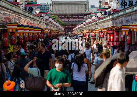 TOKIO, JAPAN - JULI 18 2023: Touristenmassen und Einheimische packen die Nakamise Dori Street in Richtung des Senso-ji Tempels in Asakusa, Tokio Stockfoto