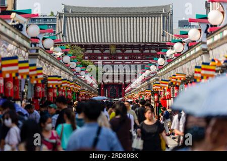 TOKIO, JAPAN - JULI 18 2023: Große Menschenmassen rund um die Nakamise-dori-Straße und den Sensoji-Tempel in der Asakusa-Gegend von Tokio Stockfoto