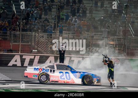 Hampton, GA, USA. 8. Juli 2023. Der NASCAR Xfinty Driver John Hunter Nemechek (20) feiert seinen Sieg für die Alsco Uniformen 250 auf dem Atlanta Motor Speedway in Hampton GA. (Kreditbild: © Walter G. Arce Sr./ZUMA Press Wire) NUR REDAKTIONELLE VERWENDUNG! Nicht für den kommerziellen GEBRAUCH! Stockfoto