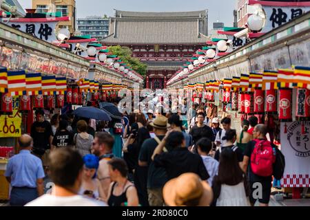 TOKIO, JAPAN - JULI 18 2023: Große Menschenmassen rund um die Nakamise-dori-Straße und den Sensoji-Tempel in der Asakusa-Gegend von Tokio Stockfoto