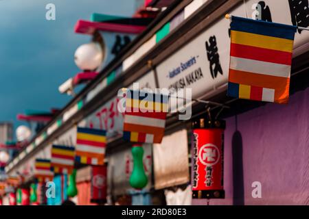 TOKIO, JAPAN - JULI 18 2023: Farbenfrohe Laternen und Geschäfte in der Nakamise-dori Street und dem Senso-ji Tempel in Asakausa, Tokio Stockfoto