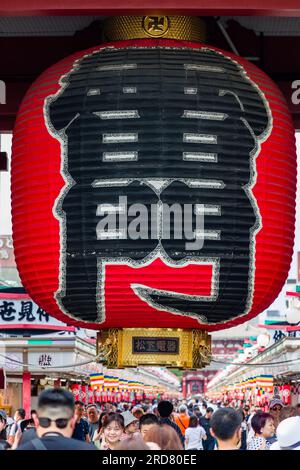 TOKIO, JAPAN - JULI 18 2023: Touristenmassen und Einheimische packen die Nakamise Dori Street in Richtung des Senso-ji Tempels in Asakusa, Tokio Stockfoto