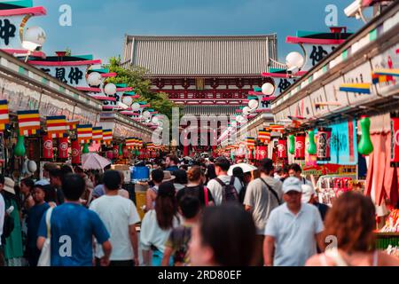 TOKIO, JAPAN - JULI 18 2023: Touristenmassen und Einheimische packen die Nakamise Dori Street in Richtung des Senso-ji Tempels in Asakusa, Tokio Stockfoto