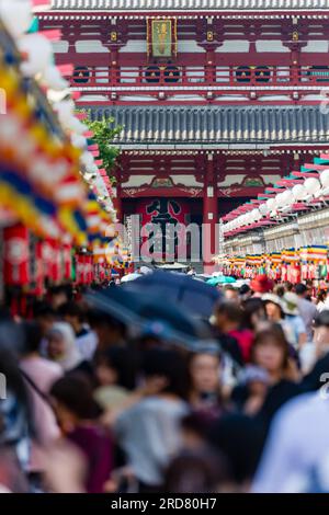 Menschenmassen in der Nakamise Dori Street, die in Richtung des Senso-ji Tempels in Tokio, Japan, führt Stockfoto