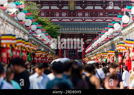 Menschenmassen in der Nakamise Dori Street, die in Richtung des Senso-ji Tempels in Tokio, Japan, führt Stockfoto