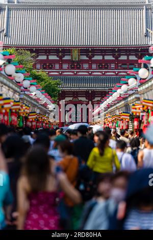 Menschenmassen in der Nakamise Dori Street, die in Richtung des Senso-ji Tempels in Tokio, Japan, führt Stockfoto